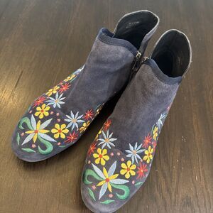 Bernardo Francine Embroidered Blue Suede Ankle Boots Size 6.5 Floral EUC